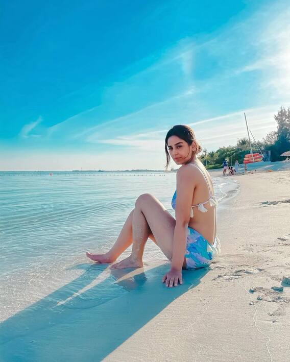 सृष्टी रोडचा बोल्ड लूक...