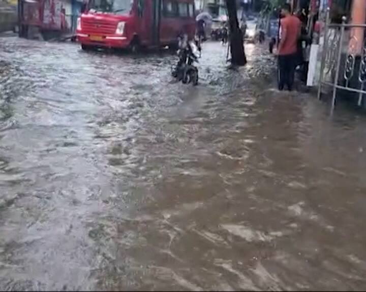 નવી મુંબઈના ખંડેશ્વર રેલવે સ્ટેશન પર ટિકિટ હાઉસ અને પ્લેટફોર્મની વચ્ચે એક તળાવ બની ગયું છે. પાણી ભરાવાને કારણે અંધેરી સબવે બંધ કરવો પડ્યો છે.