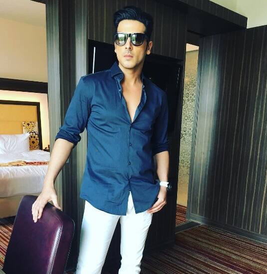 বেশ কিছু বছর আগে একবার শ্যুটিংয়ের সেটে আগুন লাগার ফলে জায়েদ খানের শরীরের অনেকটা পুড়ে গিয়েছিল। সেই সময় থেকে তাঁর বাবা-মা কখনও তাঁকে আগুনের কাছে ঘেঁষতে দেননি। এমনকি ঝুঁকিপূর্ণ কোনও স্টান্টও করতে দিতে চাইতেন না। কিন্তু 'ব্লু' ছবির শ্যুটিংয়ের সময় এমনই একটি ঝুঁকিপূর্ণ স্টান্টের দৃশ্য ছিল। আর বাবা-মা-কে লুকিয়েই সেই দৃশ্যে অভিনয় করেন জায়েদ খান। বিভিন্ন সাক্ষাৎকারে তিনি বলেন সে কথা।