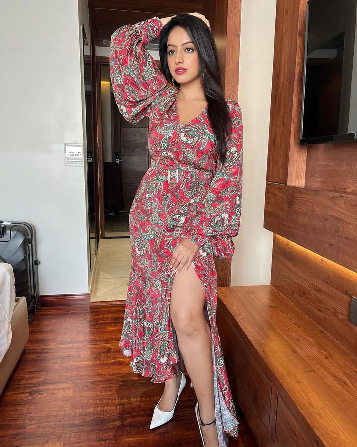 दीपिका सिंह थाय स्लिट आउटफिटमध्ये फारच सुंदर दिसत आहे.(photo:deepikasingh150/ig)