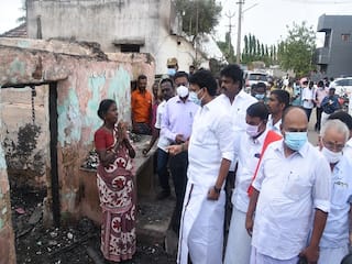 தஞ்சை தீ விபத்து: பாதித்த பகுதியையும்,  மக்களையும் நேரில் சந்தித்து ஆறுதல் கூறிய அமைச்சர் அன்பில் மகேஷ்
