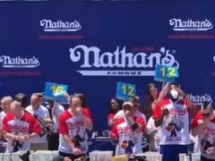 Watch: अमेरिका के शख्स ने बनाया अनोखा रिकॉर्ड, 10 मिनट में खाए 63 हॉटडॉग