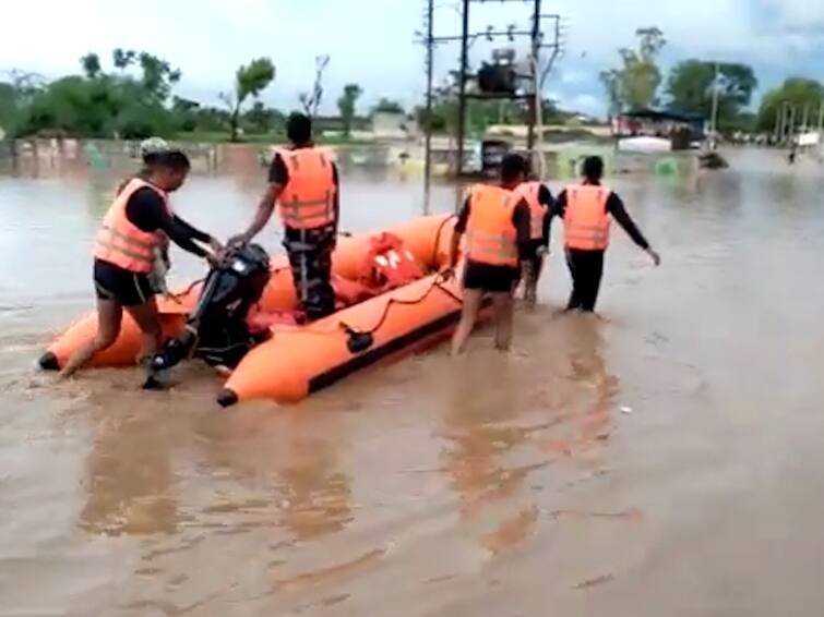 Amravati Rain  Flooding of Pingalai river in Amravati NDRF for rescue of villagers Amravati Rain : अमरावतीत पिंगळाई नदीला पूर,  ग्रामस्थांच्या सुटकेसाठी एनडीआरएफ दाखल