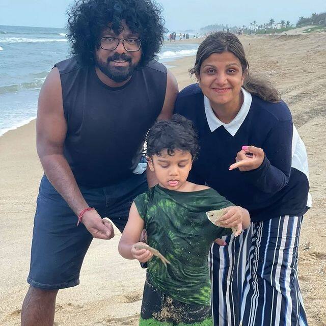 அம்மா அப்பாவுடன் குஷியுடன் விளையாடும் குட்டி...