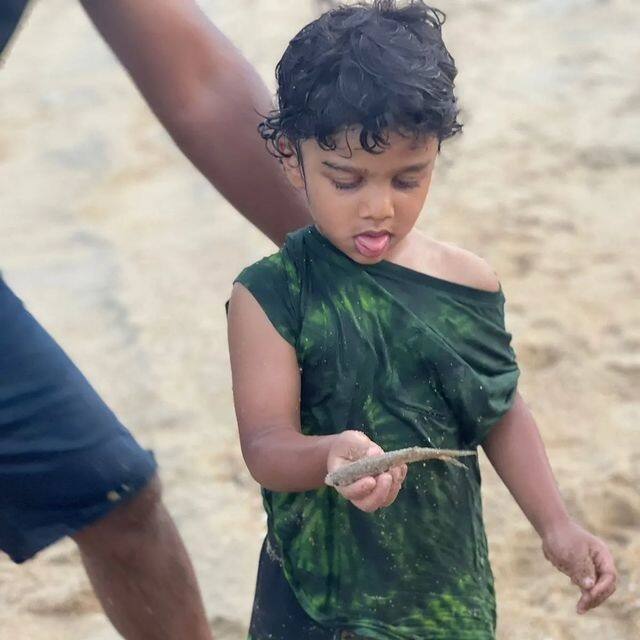 சுட்டிக் கண்ணன்.. மழலை கடல் பார்ப்பது அழகு...