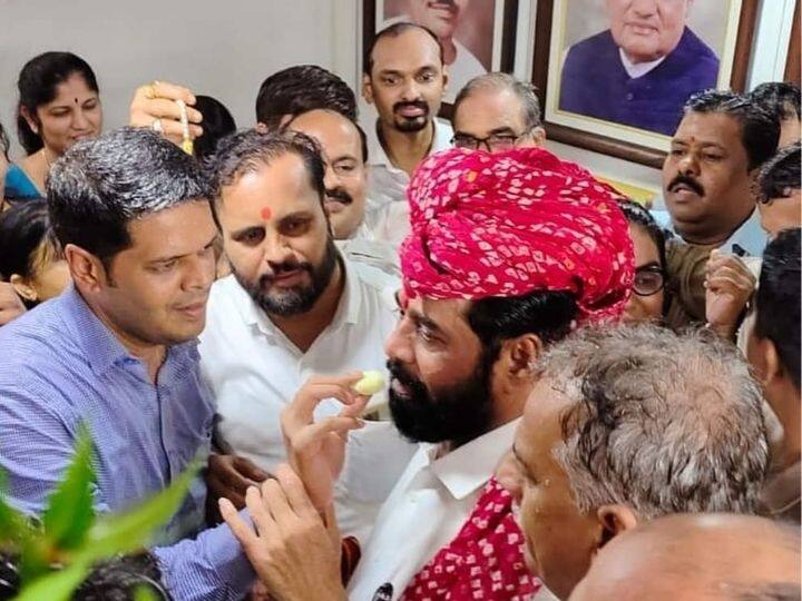 Maharashtra Political Marathi news CM Eknath Shinde returns to Thane promises to free farmers from suicide Eknath Shinde : आजही ठाण्यात शिवसेनेचा दबदबा कायम, ठाण्यात परतताच मुख्यमंत्री म्हणाले...