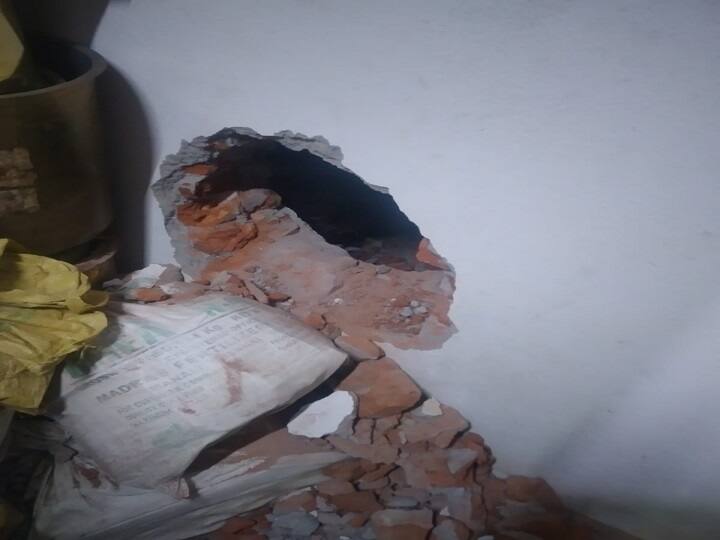 தஞ்சை: ஓட்டையை போட்டு அடகு கடையில் ஆட்டையை போட நினைத்தவர்களுக்கு ஆப்பு வைத்த அலாரம்! Pawn shop theft incident at thanjavur தஞ்சை: ஓட்டையை போட்டு அடகு கடையில் ஆட்டையை போட நினைத்தவர்களுக்கு ஆப்பு வைத்த அலாரம்!