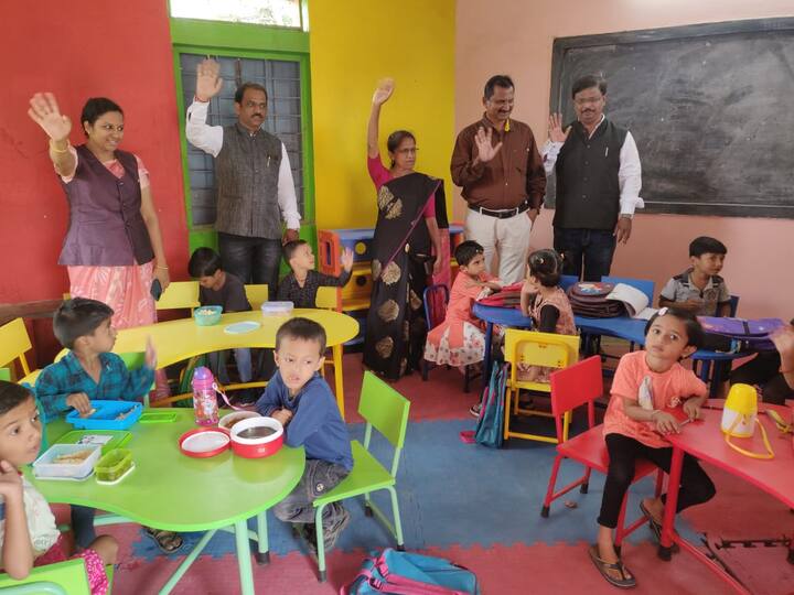 सोमवारी या वर्गांमध्ये प्रवेश घेतलेल्या विद्यार्थ्यांच्या प्रत्यक्ष वर्गांना सुरुवात करण्यात आली.