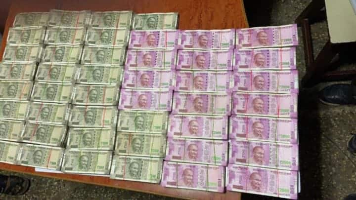 Rs 31 lakh seized in Trichy PWD office  Anti-Bribery Department திருச்சி பொதுப்பணித்துறை அலுவலகத்தில் லஞ்ச ஒழிப்புதுறை சோதனை -  ரூ.31 லட்சம் பறிமுதல்