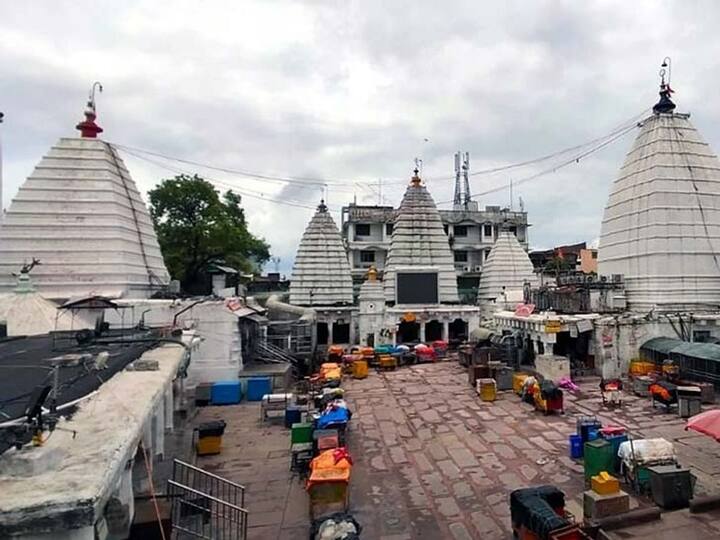 मंदिर के पंडों का कहना है कि, यहां के सभी 22 मंदिरों पर लगे पंचशूलों को साल में एक बार महा शिवरात्रि के दिन नीचे उतार जाता है और फिर एक विशेष पूजा के बाद उन्हें फिर से स्थापित किया जाता है. बता दें कि पंचशूल को नीचे उतारने और वापिस स्थापित करने का अधिकार एक परिवार को दिया गया है.