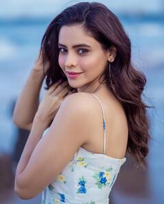 प्रिंटेड थाई-हाई स्लिट गाउन में Aamna Sharif  लगीं ग्लैमरस, तस्वीरें देख फैंस हुए फिदा