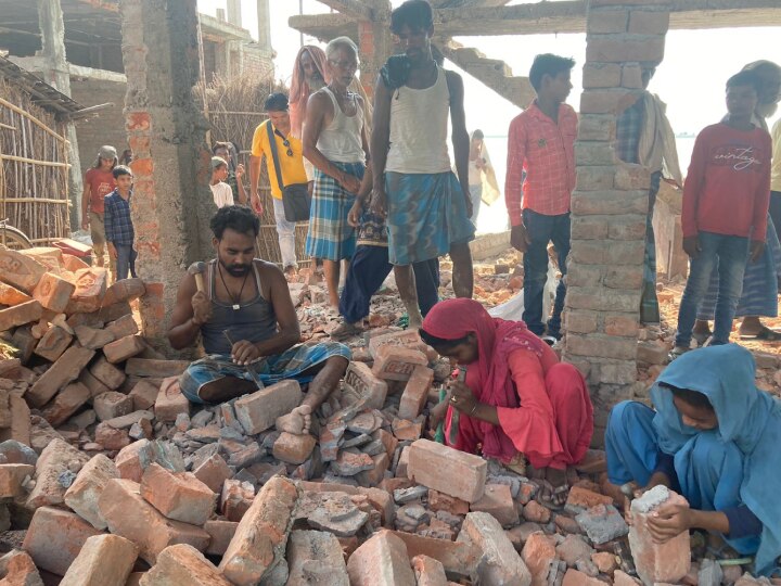 Bhagalpur Flood: नवगछिया के जहांगीरपुरी बैसी गांव में कोसी ने मचाया कोहराम, नदी के कटाव में कई घर व सैकड़ों टन मिट्टी बहा