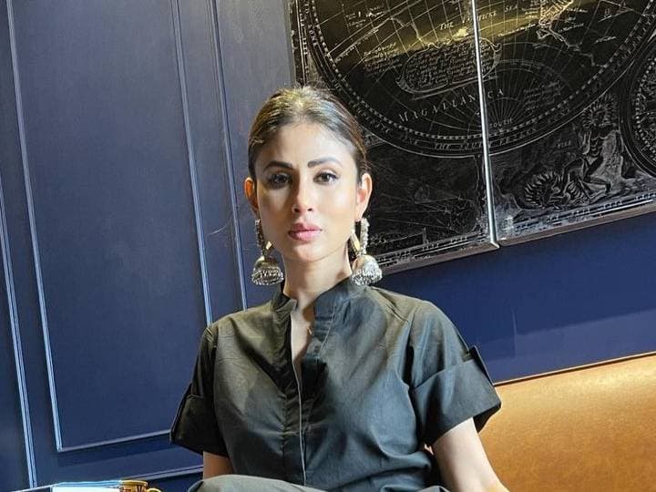 मौनी सोशल मीडियावरही खूप सक्रिय आहे. ती अनेकदा तिचे फोटो शेअर करून चाहत्यांचे लक्ष वेधून घेते. आता मौनी रॉयने पुन्हा एकदा तिच्या लेटेस्ट फोटोशूटची झलक दाखवली आहे. या फोटोंमध्ये मौनी काळ्या रंगाचा शर्ट आणि पँट घातलेली दिसत आहे.(photo: imouniroy/IG)