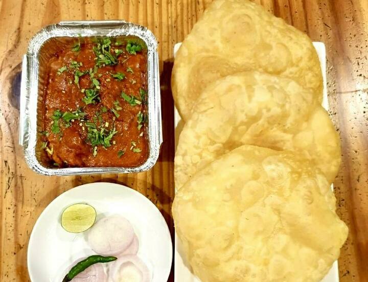 अट्टा मार्केट - स्ट्रीट फूड्स के शौकीन हैं तो अट्टा मार्केट आपके लिए सटीक जगह है. यहां आपको पंजाबी से लेकर साउथ इंडियन फूड्स तक के स्टॉल्स मिल जाएंगे. यहां के गोल गप्पे, आलू टिक्की से लेकर चिकन तंदूरी तक की वैरायटी मिल जाती है. सेक्टर 27 मेन रोड पर पहुंचते ही आप अट्टा मार्केट जा सकते हैं.