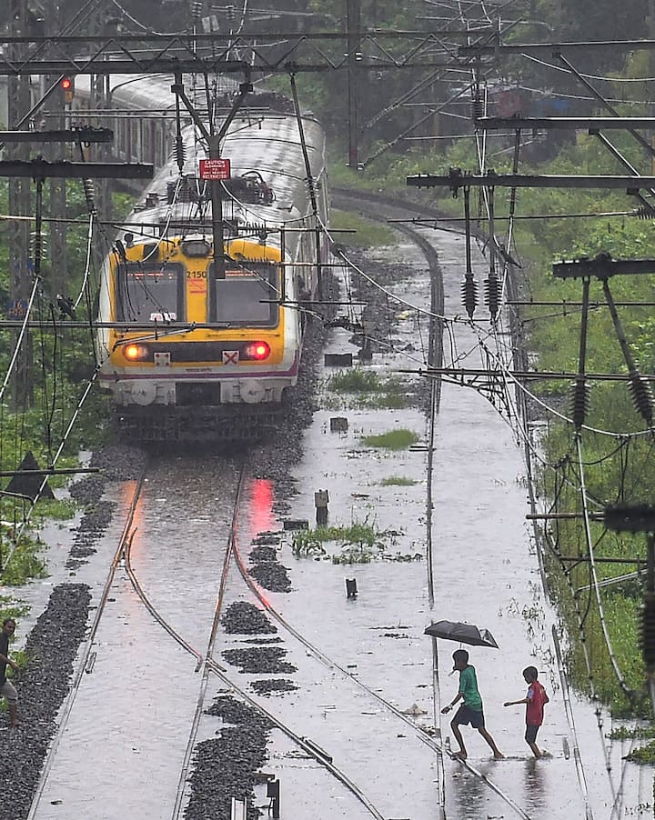 Some commuters also complained about heavy-water logging in some subways in Panvel, Khandeshwar and Mansarovar stations on the Harbour line in neighbouring Navi Mumbai, forcing them to wade through ankle-deep water. (Image: PTI)