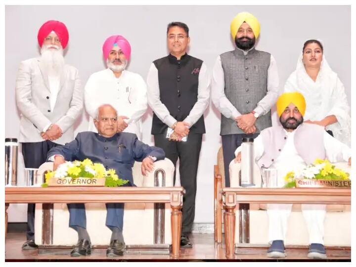 Punjab, Bhgwant Mann has also distributed the portfolio to the new ministers. Five new ministers have joined the cabinet Punjab Ministers Portfolios: पंजाब सरकार ने नए मंत्रियों को बांटे विभाग, पुराने मंत्रियों के विभाग में फेरबदल, जानें किसको क्या मिला