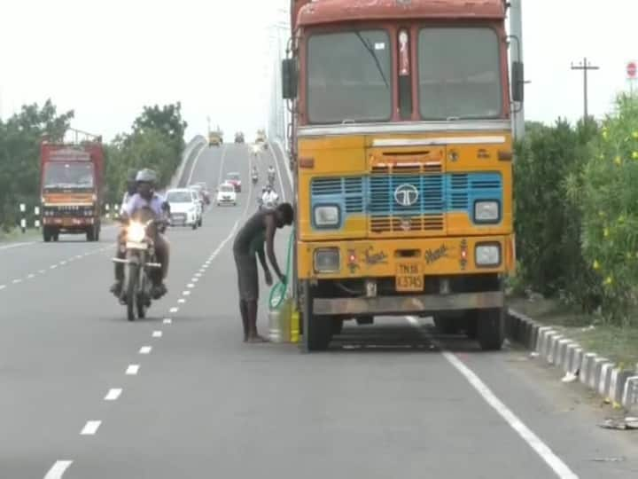 chennai video of a gang stealing diesels from trucks near Tambaram is shocking - watch video Watch Video: லாரி ஓட்டுனர்களே உஷார்.. சென்னை புறநகர் பகுதிகளில் திருடப்படும் டீசல் - அதிர்ச்சி வீடியோ..