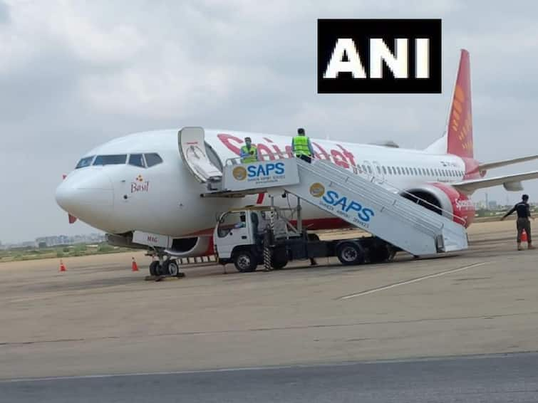 SpiceJet SG-11 Delhi to Dubai makes emergency landing Karachi Pakistan after technical fault SpiceJet Emergency Landing: દિલ્હીથી દુબઈ જતાં સ્પાઇસ જેટની ફ્લાઇટનું કરાચીમાં ઈમરજન્સી લેંડિંગ, જાણો વિગત