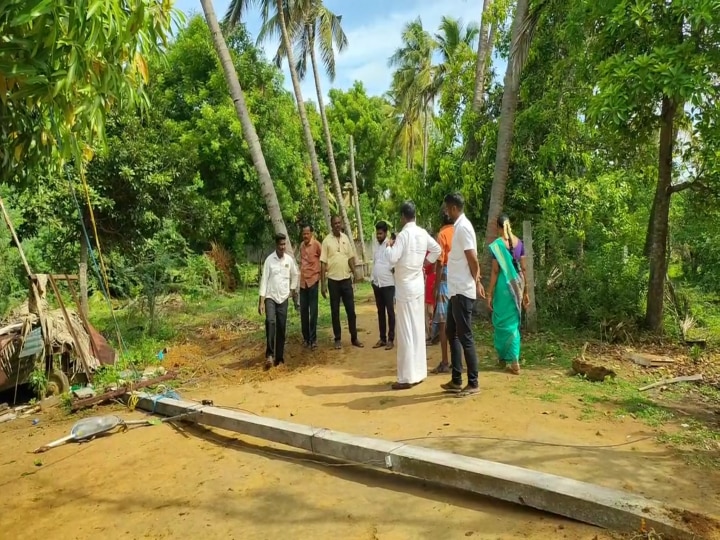 வேடிக்கை பார்த்த பெண்ணுக்கு நடந்த கொடூரம்... மின்கம்பம் முறிந்து விழுந்ததில் உயிரிழப்பு..