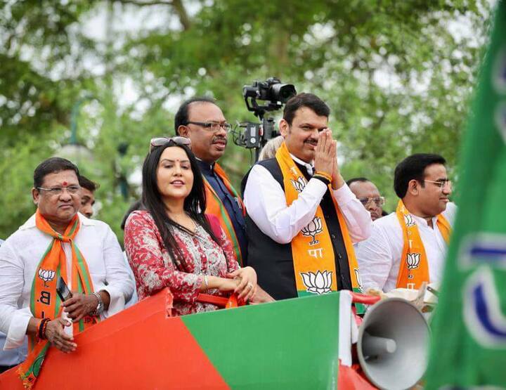 बंडखोर नेते एकनाथ शिंदे यांच्या 50 आमदारांच्या गटासोबत युती करून सत्ता स्थापन केल्यानंतर आज प्रथमच उपमुख्यमंत्री देवेंद्र फडणवीस यांचे नागपुरात आगमन झाले.