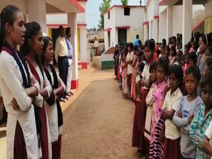 Jharkhand: गढ़वा में प्रशासन की पहल पर बच्चों ने हाथ जोड़कर की प्रार्थना, मुस्लिम समाज के दबाव में लगा दी गई थी रोक