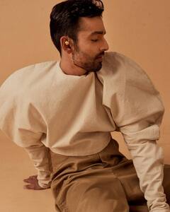 आंखों में काजल...कानों में बाली, Himansh Kohli का ये लुक देख लोग बोले 'भाई बिंदी और...'