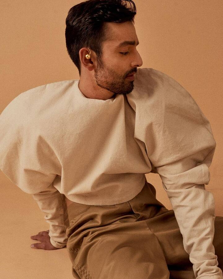 'यारियां' फेम एक्टर हिमांश कोहली भले ही फिल्मों में उतने एक्टिव न हों, लेकिन सोशल मीडिया पर एक्टर जबरदस्त एक्टिव हैं.हिमांश अक्सर अपने फोटोशूट, ट्रेवल और तमाम तरह की फोटोज़ इंस्टाग्राम पर शेयर करती रहते हैं.