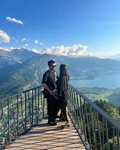 पत्नी के साथ स्विट्ज़रलैंड में रोमांटिक हुआ टीवी का ये मशहूर अभिनेता, इंस्टा पर वायरल हो गईं तस्वीरें