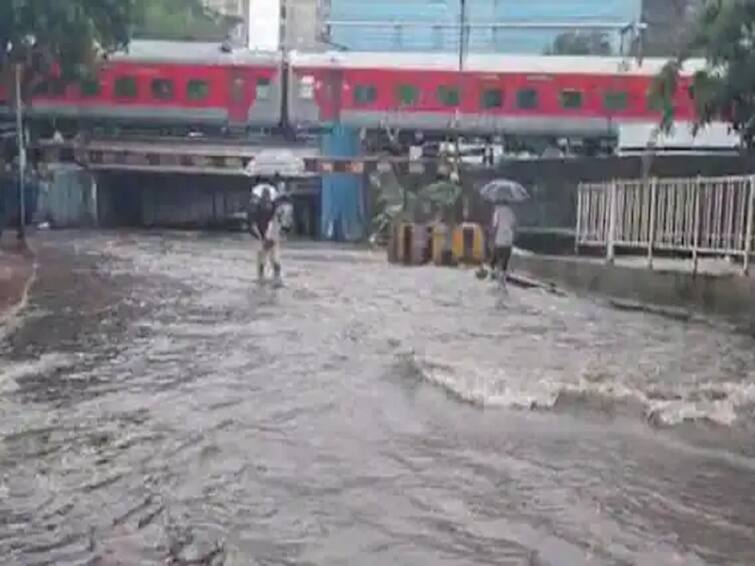 Mumnbai rains updates 2022  due to heavy rains mumbai faced traffic jam local trains running late Mumbai Rains Updates: मुंबईत पावसाची दमदार हजेरी; ठिकठिकाणी वाहतूक कोंडी, जनजीवन विस्कळीत