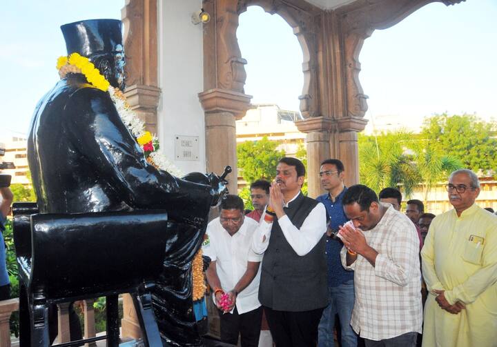 नवनियुक्त उपमुख्यमंत्री देवेंद्र फडणवीस यांनी आज रेशीमबाग येथील स्मृती मंदिराला भेट दिली. राष्ट्रीय स्वयंसेवक संघाचे आद्य सरसंघचालक डॉ.केशव हेडगेवार आणि द्वितीय सरसंघचालक श्री.गोळवलकर (गुरुजी) यांच्या समाधीचे दर्शन घेऊन पुष्पांजली अर्पण केली. त्यांच्या समवेत आमदार मोहन मते, आमदार प्रवीण दटके उपस्थित होते.
