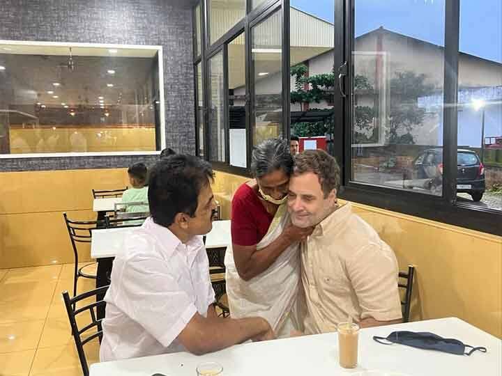 Rahul Gandhi warmly met an elderly woman in a restaurant in Kerala Video: कैफे में एक बुजुर्ग महिला से गर्मजोशी से मिले राहुल गांधी, कांग्रेस बोली- ये है बिना स्क्रिप्ट का शुद्ध प्रेम