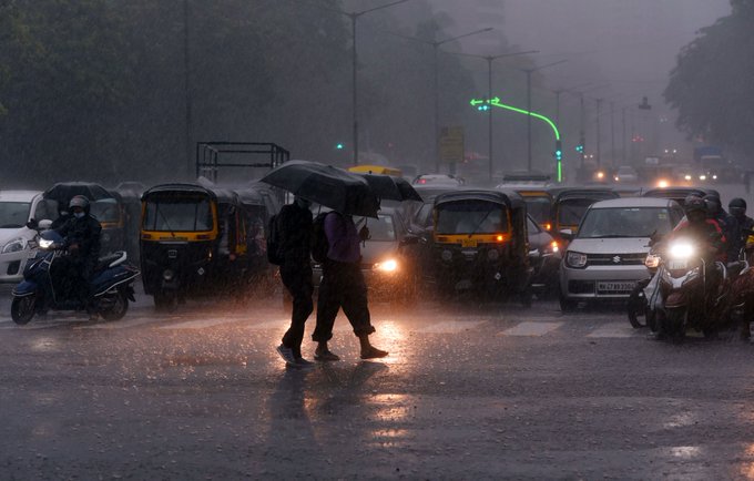 Maharashtra Rain : मुंबईसह कोकणात जोरदार पाऊस, राज्यात अनेक ठिकाणी मुसळधार पावसाचा इशारा