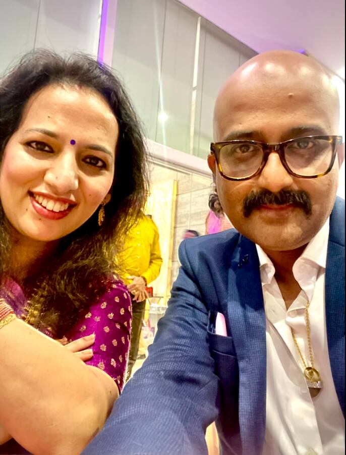 'पत्नी आहेसच माझी, पण छान मैत्री झाली आपली  तुही मोठी होत राहिलीस मला मोठं करताना . तुझी cipla मधली प्रगती वाखाणण्या जोगी झाली होत आहे. अशीच बहरत रहा. अशीच साथ दे . खूप प्रेम प्रिय मयुरी .' असं वैभवनं पोस्टमध्ये लिहिलं. (Vaibhav Mangale/instagram)