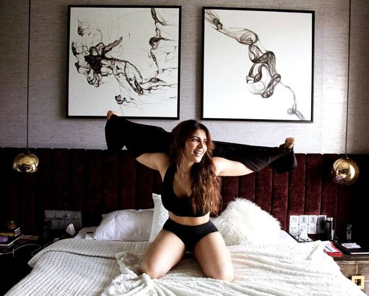 આ તસવીરોને કારણે તે અવારનવાર હેડલાઇન્સમાં રહે છે. હાલમાં જ શમાએ ઈન્સ્ટાગ્રામ પર કેટલીક તસવીરો શેર કરી છે. જેમાં તેનો બોલ્ડ અને હોટ અંદાજ જોવા મળી રહ્યો છે.