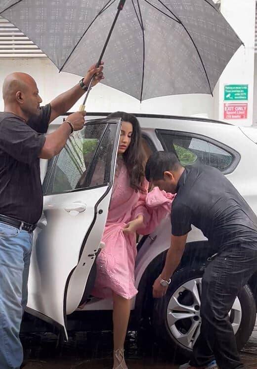 નોરા ફતેહી માટે વરસાદને કારણે સાડી સંભાળવી મુશ્કેલ હતી, સાડી સંભાળવા માટે અન્ય વ્યક્તિની જરૂર પડી હતી.