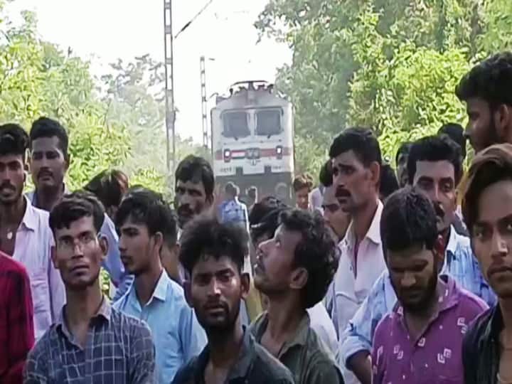 Bihar News: Trains Awadh Express and Sapt Kranti Express delayed in Bihar due to monkeys , know the whole matter Bihar News: बिहार में बंदरों का ऐसा कारनामा कि लेट हो गईं ट्रेनें, यात्रियों को गाड़ी से उतरना भी पड़ा, जानें पूरा मामला