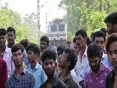 Bihar News: बिहार में बंदरों का ऐसा कारनामा कि लेट हो गईं ट्रेनें, यात्रियों को गाड़ी से उतरना भी पड़ा, जानें पूरा मामला
