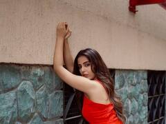 PHOTO: थाई-हाय स्लिट गाऊनमध्ये सृष्टी रोडचा बोल्ड लूक, पाहा फोटो!