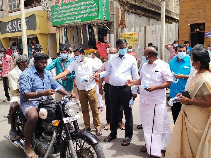 மீண்டும் அதிகரிக்கும் கொரோனா - மக்களுக்கு முக கவசம் வழங்கி விழிப்புணர்வு ஏற்படுத்திய கரூர் மேயர்..!