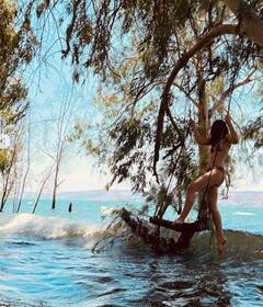 Kalki Koechlin ने समुद्र किनारे झूला झूलते हुए शेयर की तस्वीरें, बिकीनी में कुछ यूं कर रही मस्ती