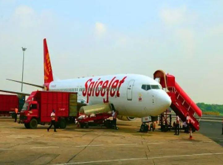 Accident happened during cruise in spicejet aircraft safe landing made after breaking of windshield  SpiceJet ની વધુ એક ફ્લાઈટમાં ટેકનિકલ ખરાબી, કંડલા-મુંબઈ ફ્લાઈટનું કરાયું ઈમરજન્સી લેન્ડિંગ