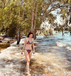 Kalki Koechlin ने समुद्र किनारे झूला झूलते हुए शेयर की तस्वीरें, बिकीनी में कुछ यूं कर रही मस्ती