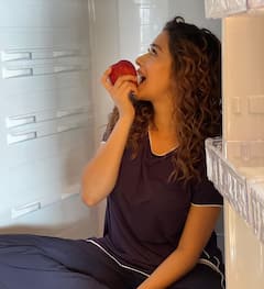 PHOTO: कहर! या अभिनेत्रीने केलं चक्क फ्रिजमध्ये बसून फोटोशूट..