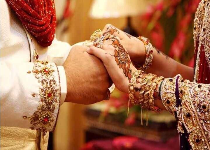 এরপর নির্ধারিত তারিখে পাসপোর্ট সেবা কেন্দ্রে পৌঁছে যান।  সেখানে নথি যাচাই ও আপডেট বিবরণ-সহ একটি নতুন পাসপোর্ট নিয়ে নিন।