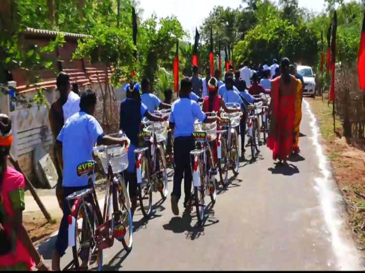 மதுரையில் மாணவர்களுக்கு சைக்கிள்களை கல்வி சீர்வரிசையாக வழங்கிய கிராம மக்கள்..!