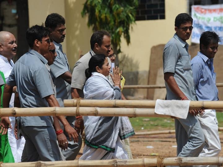 West Bengal CM Mamta Banerjee Man Who Intruded House Carried Iron Rod Kalighat Kolkata Police Hafizul Mollah Man Who Intruded Into Mamata's House Carried Iron Rod, CM's Security Beefed Up: Police