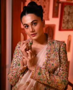 In Pics: ਤਾਪਸੀ ਪਨੂੰ ਨੇ ਸ਼ਾਰਟ ਡਰੈੱਸ 'ਚ ਢਾਇਆ ਕਹਿਰ, ਬਾਥਰੂਮ 'ਚ ਦਿੱਤੇ ਅਜਿਹੇ ਪੋਜ਼ ਕਿ ਫੈਨਜ਼ ਬੋਲੇ-ਸਵੀਟਹਾਰਟ