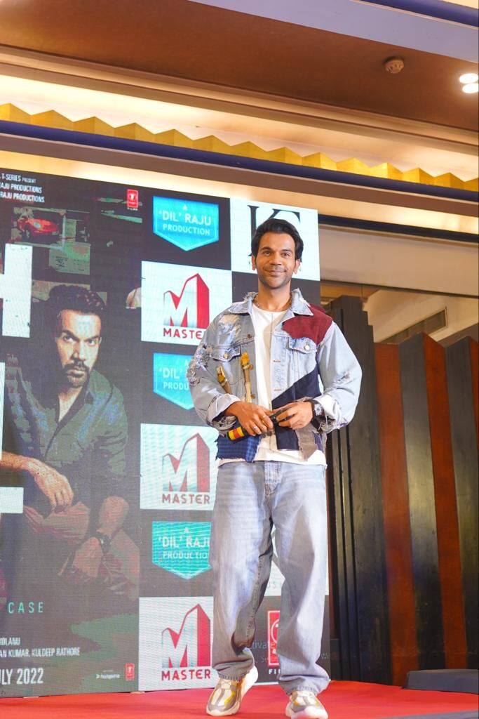 ছবির প্রচারে কলকাতায় হাজির হলেন রাজকুমার রাও। প্রসঙ্গত, বাঙালির জামাইও তিনি। আর নিজের আগামী ছবি 'হিট: দ্য ফার্স্ট কেস'-এর প্রচারও শুরু করলেন এই কলকাতার বুক থেকেই।