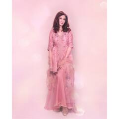 Saumya Tandon ने मल्टीकलर लहंगे में दिखाया खूबसूरत अंदाज, प्यारी सी स्माइल से बन गईं महफिल की जान