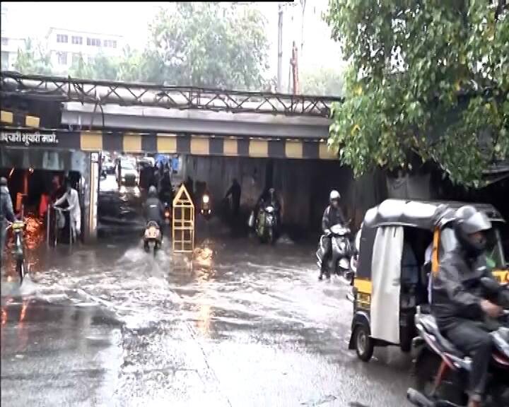 અનેક ઘરોમાં વરસાદી પાણી ઘુસી ગયા છે. ભારતીય હવામાન વિભાગની આગાહી મુજબ શુક્રવાર સુધી મુંબઈમાં વરસાદની સંભાવના છે. લોકોને હાલ રાહત મળવાની આશા નથી.